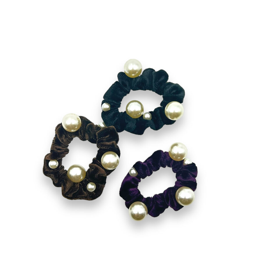 Velvet scrunchie with pearls