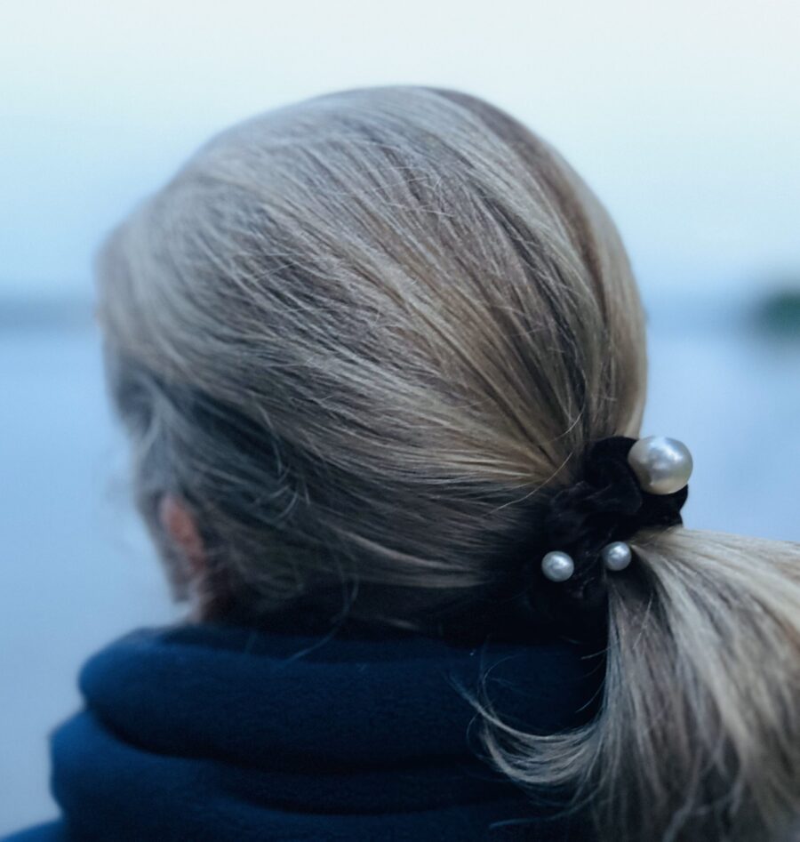 Velvet scrunchie with pearls – Bild 2